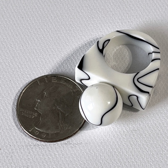 Vintage Lucite Ring Chunky Ball White Black Marble Swirl Statement Unisex - Picture 5 of 9
